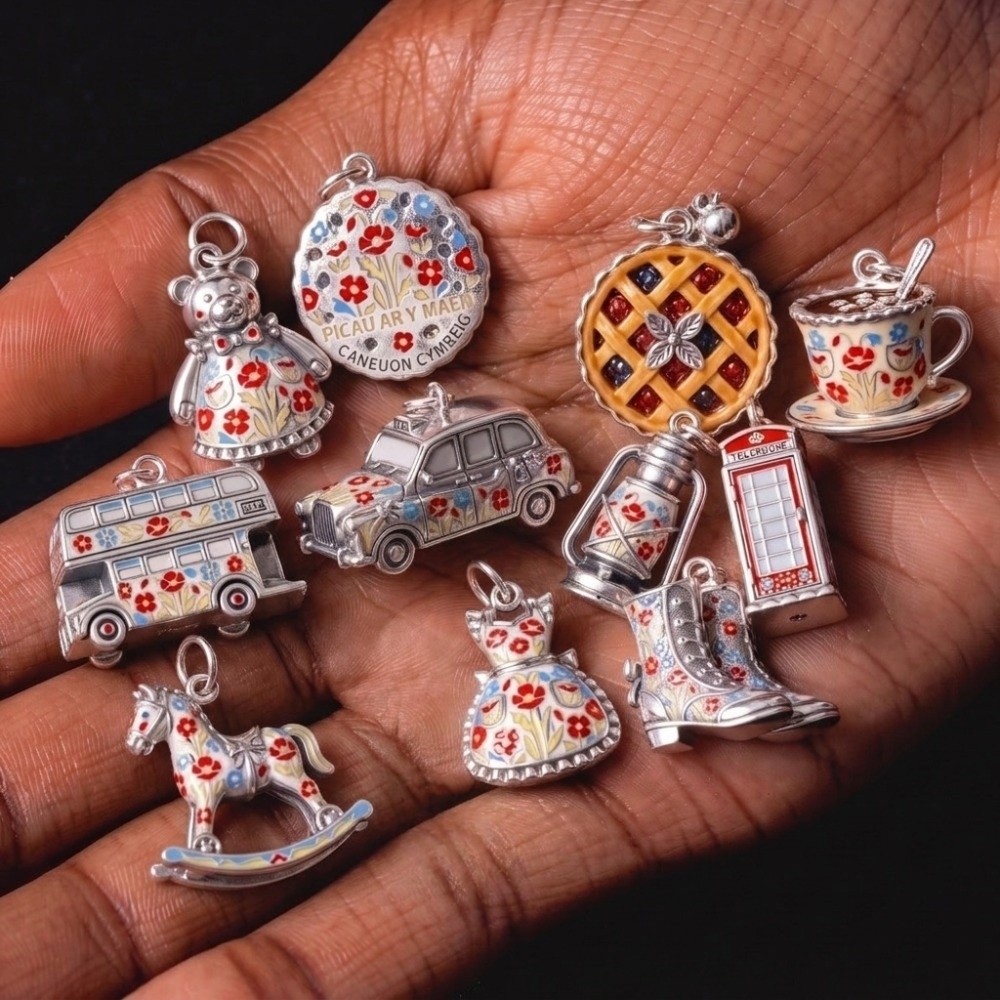 Schicke Cartoon-Anhänger aus E – Jewelry Making London Bewertung und Preis