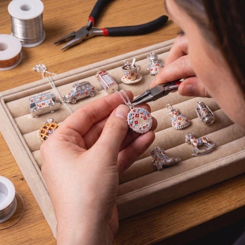 Schicke Cartoon-Anhänger aus E – Jewelry Making London Bewertung und Preis
